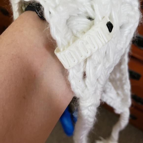 VOLCOM beanie with ear tassels - Picture 3 of 4